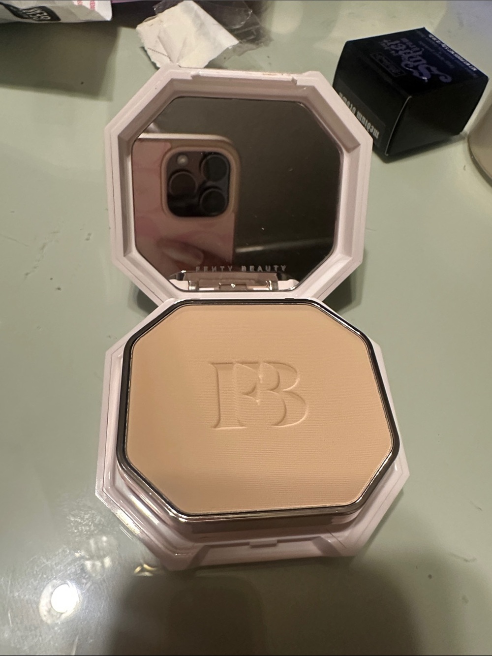 Fenty Beauty Pro Filt'r Pressed Setting Powder — Light/Beige Compact